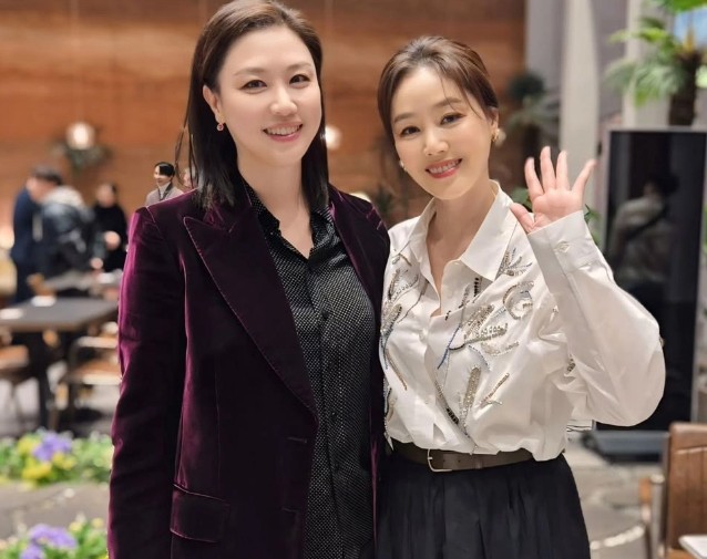 김성령 김성경 모친상 빈소 지킴